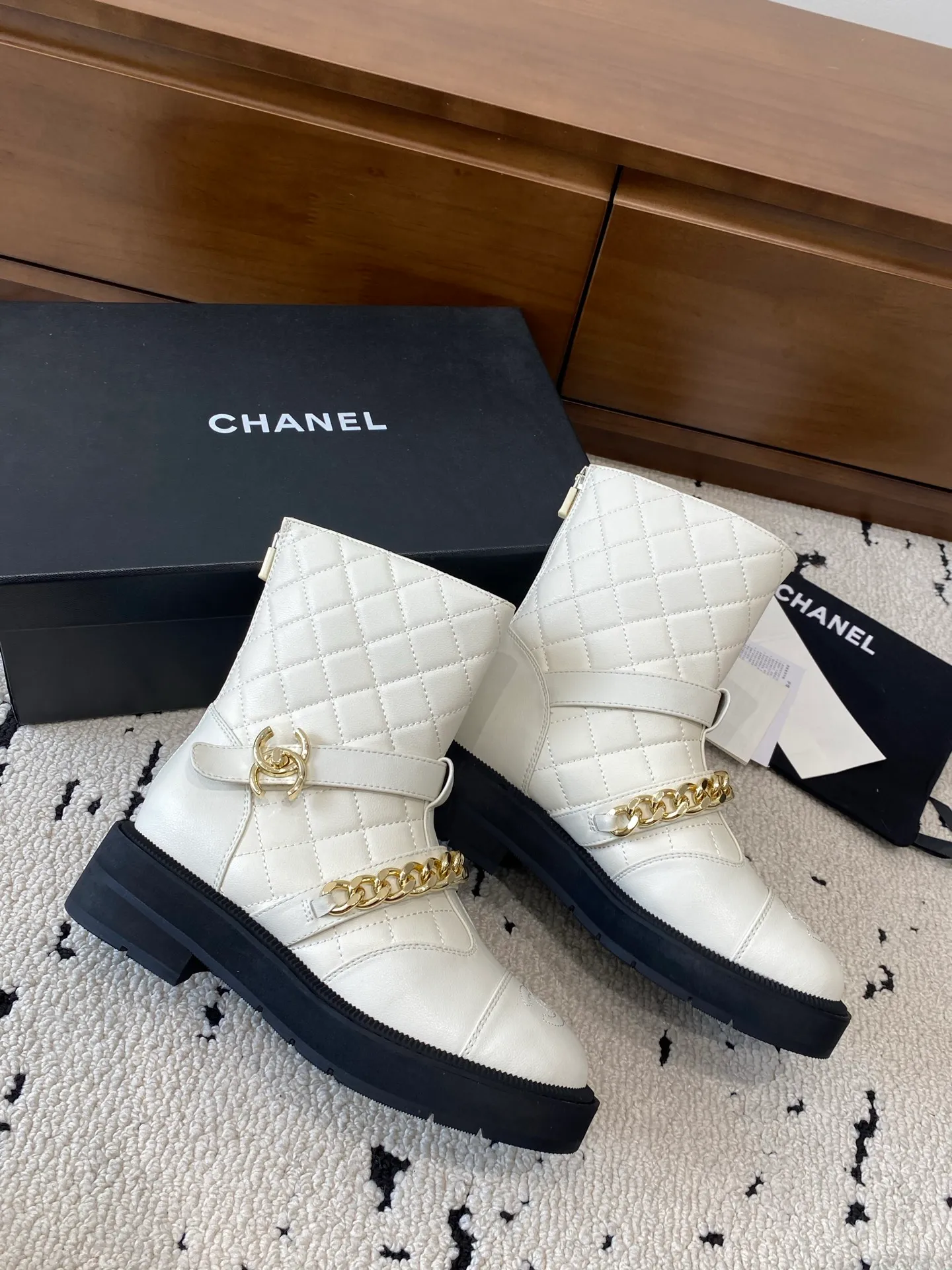 👟👟Ex-factory price 700👟👟 High version🍀 CHANEL 2025s autumn and winter series short boots, made of imported cowhide, with an additional height of 5cm to show leg length. Chanel's classic rhombus is used on the boot shaft, which Xiao Meimei particularly likes. This is Chanel's most popular style this autumn and winter. In addition, the entire boot shaft is equipped with a classic chain and school bag buckle. It is made of full-grain cowhide and uses a rear zipper. It is easy to put on the foot and super comfortable. It is a must-have for this autumn and winter. 🔴 Upper material: imported cowhide leather with anti-rust metal chain ❤︎ Consistently authentic ❤︎ Outsole: original Italian anti-slip rubber outsole Number of yards: 35-40 (40 is custom-made, non-refundable and non-exchangeable) Buy now 👉 Buy now 👉 Buy now 👉 Buy now 👉 Buy now 👉 Buy now 👉 Buy now 👉 Buy now 👉 Buy now 👉 Buy now 👉